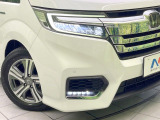 【LEDヘッドライト】悪天候や夜間走行時も良好な視界を確保し安心して運転できる高輝度LEDヘッドライトを装備!点灯速度が早く、消費電力も抑えられています。