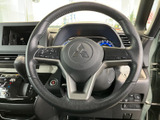 握りやすいステアリングは、長時間の運転でも疲れにくい設計です。操作性にも優れており、快適なドライビングをサポートします。上質な素材感も魅力です。