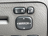 【電動格納ミラー】サイドミラーは電動格納式となっており、狭い駐車場でもキズがつくリスクを抑えられます。