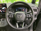 握りやすいデザインのステアリングは、運転操作をスムーズにします。オーディオやハンズフリー通話の操作も、指先ひとつで可能です。