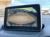 バックモニター装備。画面にて後方の確認が行えるので、バック駐車や車庫入れの際には重宝します。車の運転に慣れない方でも安心のガイドライン表示機能付。