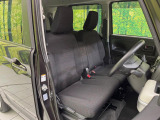 運転席まわりには十分なスペースがあり、大柄な方でもゆったり運転していただける環境です。