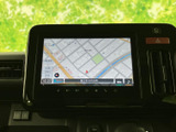見やすい地図画面で、目的地への道案内もスムーズ。渋滞情報など、運転に役立つ情報も表示されます。