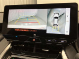 車庫入れなど後進運転時に死角をモニターで確認ができて安全です♪ ステアリング操作の参考になるガイド線も表示しますので車庫入れがニガテな方も安心ですネ!