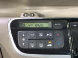 【オートエアコン】一度お好みの温度に設定すれば、車内の温度を検知し風量や温度を自動で調整。暑い&hellip;寒い&hellip;と何度もスイッチ操作をする必要はありません。快適な車内空間には必須の機能ですね♪