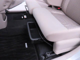 助手席シートアンダートレイ。車内の掃除道具など、車には置いておきたいけど、目につき所には置きたくない物の収納にぴったり。
