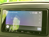 高精細な大画面ディスプレイが、快適なドライブをサポート。Bluetooth接続で、お気に入りの音楽をワイヤレスで楽しめます。