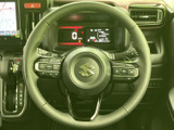 握りやすいステアリングは、運転の楽しさを高めます。操作性にも優れ、快適なドライビングをサポートします。