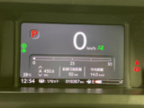 視認性の高いメーターで、運転に必要な情報をしっかり確認できます。運転に集中できる、シンプルなデザインです。