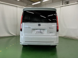後席の窓には外から車内が見えにくくなるプライバシーガラスを採用。周りを気にせずリラックスして過ごせます