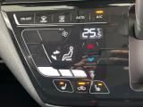 【オートエアコン】一度お好みの温度に設定すれば、車内の温度を検知し風量や温度を自動で調整。暑い&hellip;寒い&hellip;と何度もスイッチ操作をする必要はありません。快適な車内空間には必須の機能ですね♪