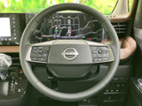 握りやすい形状で、長時間の運転でも疲れにくいステアリング。操作性も高く、快適なドライブをサポートします。