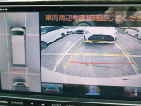 パノラミックビューモニター&バックモニター♪車両の前後左右に搭載した4つのカメラの映像を合成し、車を真上から見ているような映像を表示♪