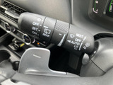 雨の日の運転をサポートするワイパーレバー。操作も簡単で、視界をクリアに保ちます。