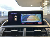 駐車時の安全性を高めるバックモニター。狭い場所でもスムーズな駐車をサポートします。