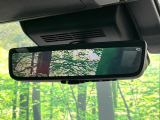 【デジタルインナーミラー】後席の大きな荷物や同乗者で後方が確認しづらい時でも安心!カメラが撮影した車両後方の映像をルームミラー内に表示。クリアな視界で状況の確認が可能です!