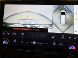パノラミックビューモニター。車両を真上から見たような映像をディスプレイに表示します。