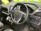 ドライバーシートは、長距離運転でも疲れにくい設計。上質な素材を使用し、快適なドライブをサポートします。操作性も考慮された空間です。