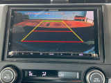 【リアカメラ】リバースに入れるだけで後方の映像が映ります。安全確認や、狭い駐車場での車庫入れ、雨の日や夜間など視界の悪い時に便利です。安全にバックする為には欠かせない装備です。