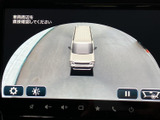 後方確認をサポートするバックモニター。狭い道や駐車場でも、安全に駐車できます。運転に自信がない方にもおすすめです。