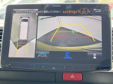 【マルチテレインモニター】車のフロントやサイドのカメラ画像を同時にモニター表示することで、悪路や狭い道を走行時でも周囲の状況確認ができ安心!本格SUVにうれしい装備です♪