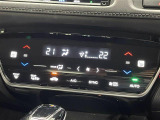 【左右独立オートエアコン】左右独立型、いわゆるデュアルエアコンです。運転席と助手席でそれぞれお好みの温度を設定可能です。