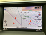 目的地へのルートをわかりやすく表示。長距離ドライブも安心です。周辺情報も確認できるので、お出かけ前に便利に使えますね。