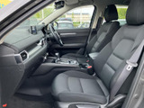 ドライバー視点からの視界は広く、運転操作もスムーズに行えます。上質な素材が、落ち着いた空間を演出します。快適なドライブを楽しめます。