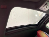 【サンルーフ】開放感たっぷりの希少装備、サンルーフが装着されています!車内に明かりを取り入れたり景色を楽しむ以外にも、車内の空気も簡単に換気できて快適です!