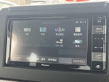 多彩な機能で快適なドライブをサポート。使いやすいインターフェースで、目的地設定もスムーズに行えます。音楽やラジオも楽しめます。