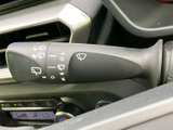 雨天時でもクリアな視界を確保できるワイパーレバー。運転の安全性を高めます。