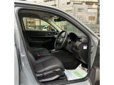 運転席シートは使用感も比較的少なく、破れや大きなヘタリはございません。清掃済みで気持ちよくお乗りいただけます。