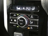 【オートエアコン】・・・室温設定後はエアコンが風量や吹き出し温度を室温センサーや日射センサーなどから計測し自動的にコントロールしてくれます。