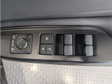 パワーウィンドウのスイッチですよ。 運転席に居ながら窓を開け閉めのコントロールできますよ。 ロック機能で、子供がイタズラして窓を開けるという事も無くなりますよ。