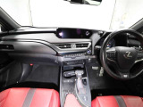上質で落ち着いた印象のインパネ。視界も広々で運転しやすいです。