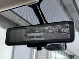 インテリジェントルームミラー☆後席に乗っている人や、大きな荷物を載せていると見にくくなりがちな後方視界。。こちらは車両後方のカメラ映像をミラーに映すので、天候にも影響されないクリアな後方視界を実現☆