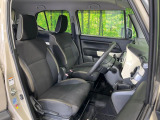 運転席まわりには十分なスペースがあり、大柄な方でもゆったり運転していただける環境です。