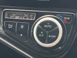 【オートエアコン】一度お好みの温度に設定すれば、車内の温度を検知し風量や温度を自動で調整。暑い&hellip;寒い&hellip;と何度もスイッチ操作をする必要はありません。快適な車内空間には必須の機能ですね♪