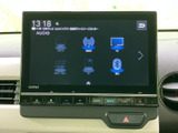 多彩な機能を一台に集約したオーディオシステム。CDやラジオに加え、Bluetooth接続でスマートフォンも楽しめます。快適なドライブをサポートします。