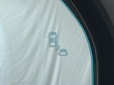 ★ブラインドスポットインフォメーション★走行中、斜め後ろに車両が存在すると、その方向のドアミラー上のマークが点灯。さらにその方向にウインカーを操作すると、マークの点滅と警報音で注意を促します