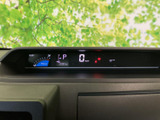 デジタル表示で、速度や回転数など、運転に必要な情報が見やすい配置です。視認性に優れ、運転に集中できる環境をサポートします。
