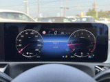 スタイリッシュなデザインのメーターが、運転席を洗練された空間に演出します。重要な情報を手軽に確認でき、安全運転をサポートします。視認性も高く、快適なドライブをサポートします。