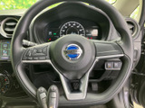 握りやすいステアリングは、運転操作をスムーズにします。操作性にも優れ、快適なドライビング体験を提供します。