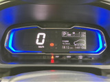 見やすいメーターパネルは、運転に必要な情報をひと目で確認できます。シンプルで分かりやすいデザインが、安全運転をサポートします。