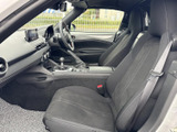 運転席周りはシンプルで分かりやすく、操作に迷うことはありません。必要な情報が視認しやすいように配置されています。
