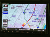 見やすい地図表示で、運転中でも安心してナビゲーションを利用できます。周辺情報も充実しており、目的地までの最適なルートを案内してくれます。