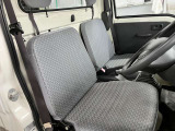 運転席の座席は、前後にスライド出来るので自分に合ったポジションで運転する事が出来ます!