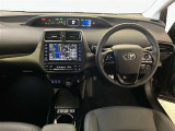 運転席周りのレイアウトをご覧ください。ナビゲーションが綺麗に装着されすっきり収まってますね!