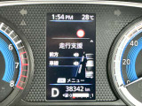 ブルー照明とグレーのグラデーションがクールな専用メーター、航続可能距離・燃費情報なども表示するセンターディスプレイとエコドライブが楽しくなるエコインジケーター付き。
