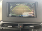 後方確認をサポートするモニター。駐車時の安全性を高め、狭い場所でもスムーズな操作を可能にします。運転に自信が持てますね。